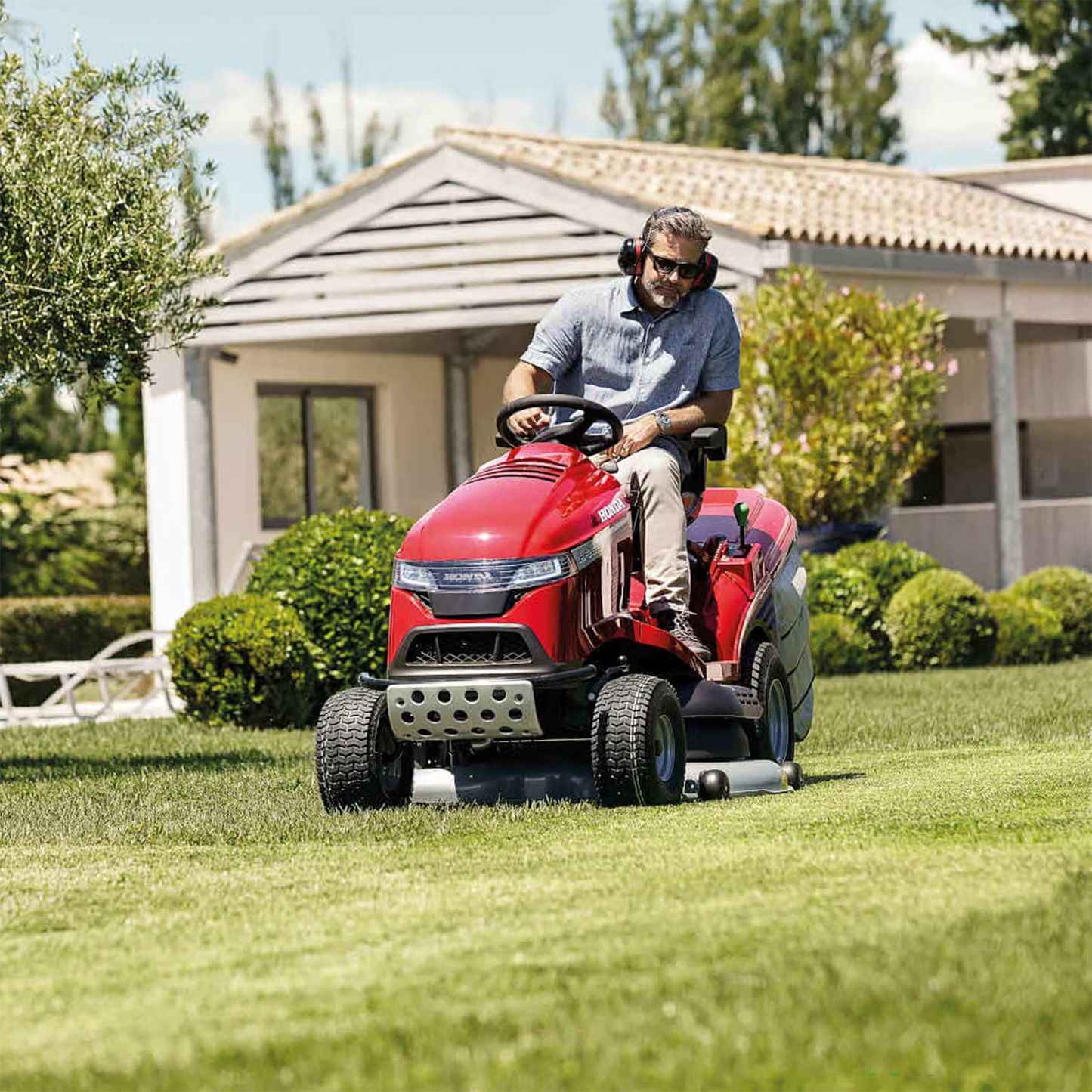 Honda HF 2625 HTE 122cm (48") Premium Lawn Tractor with Versamow Mulching and Electric Empty