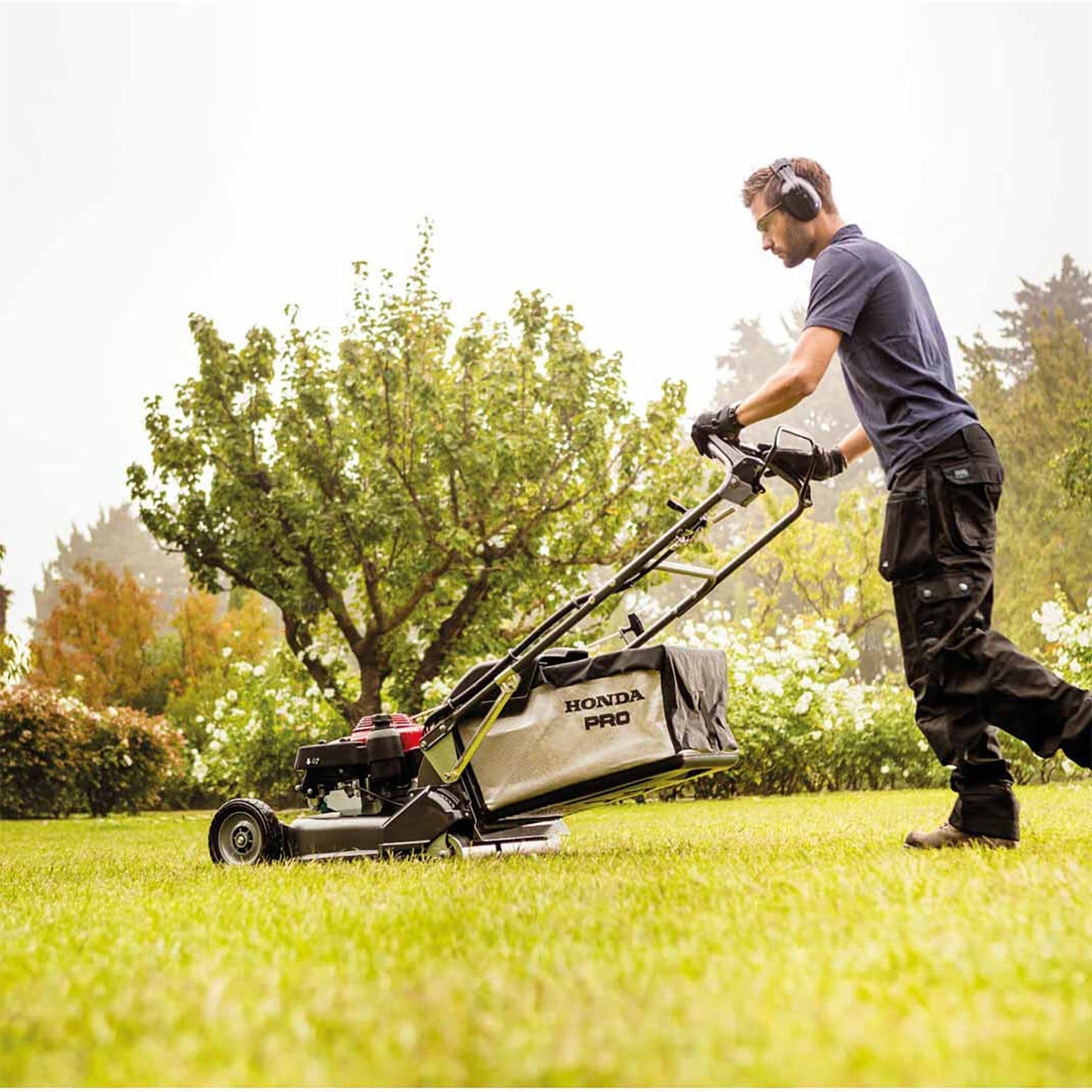 Honda HRH 536 QX 53cm (21") Professional Rear Roller Petrol Lawn Mower