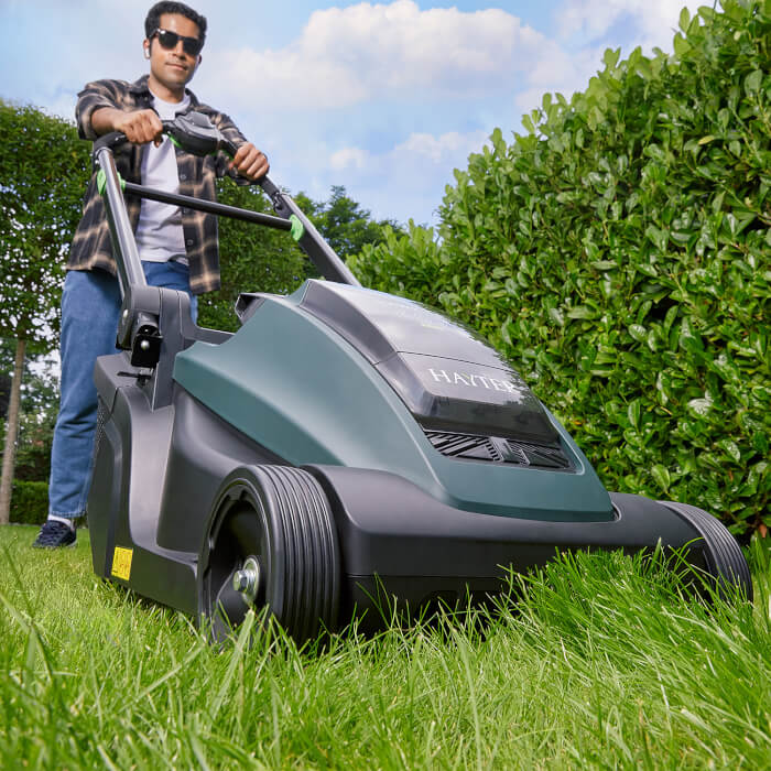 Hayter Hawk 43 AutoDrive 60V Battery Lawn Mower Kit