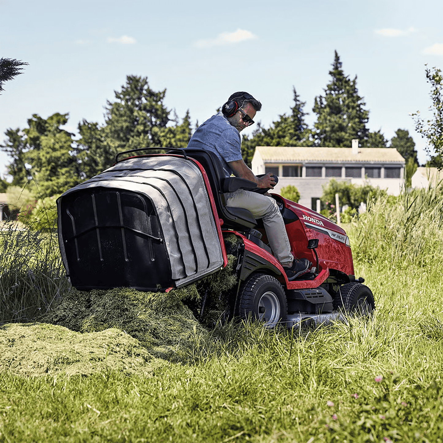 Honda HF 2625 HME 122cm (48") Premium Lawn Tractor with Versamow Mulching