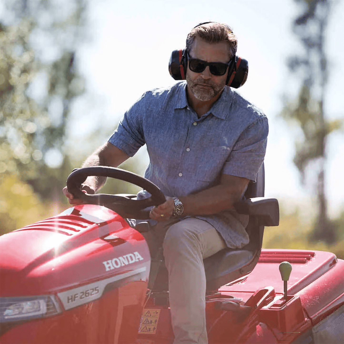 Honda HF 2625 HME 122cm (48") Premium Lawn Tractor with Versamow Mulching