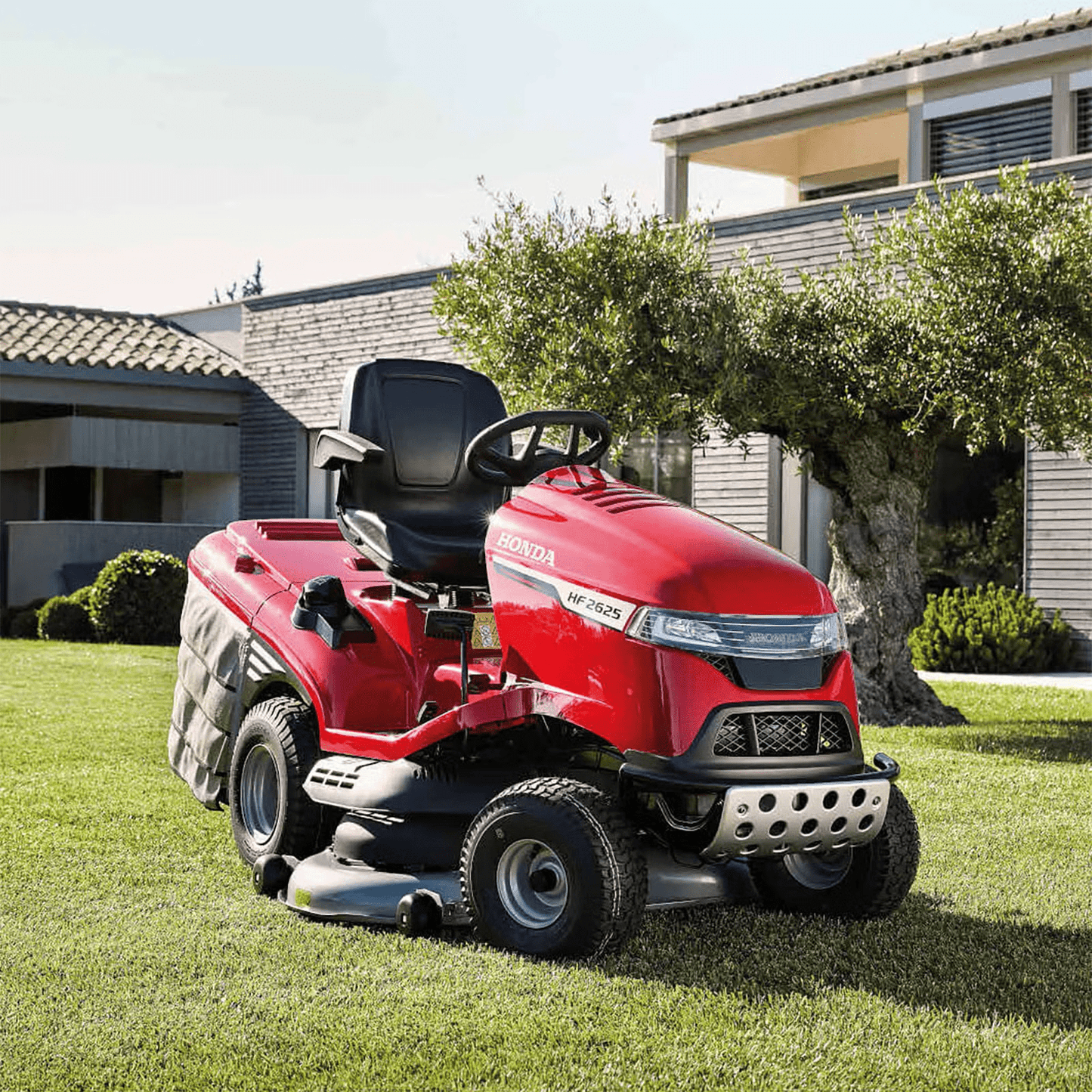 Honda HF 2625 HTE 122cm (48") Premium Lawn Tractor with Versamow Mulching and Electric Empty