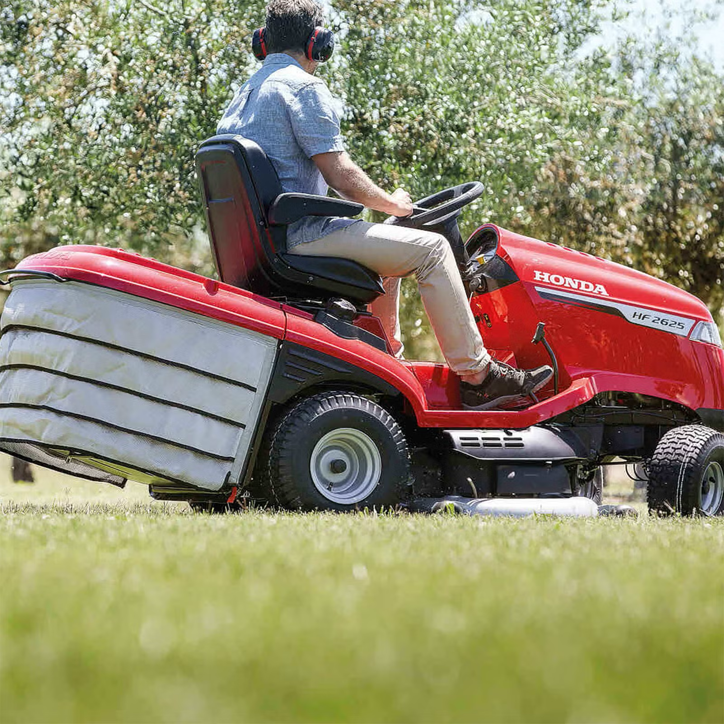 Honda HF 2625 HTE 122cm (48") Premium Lawn Tractor with Versamow Mulching and Electric Empty